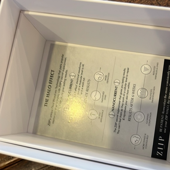 COPY - COPY - ZIIP Halo advanced skincare device - Picture 4 of 8